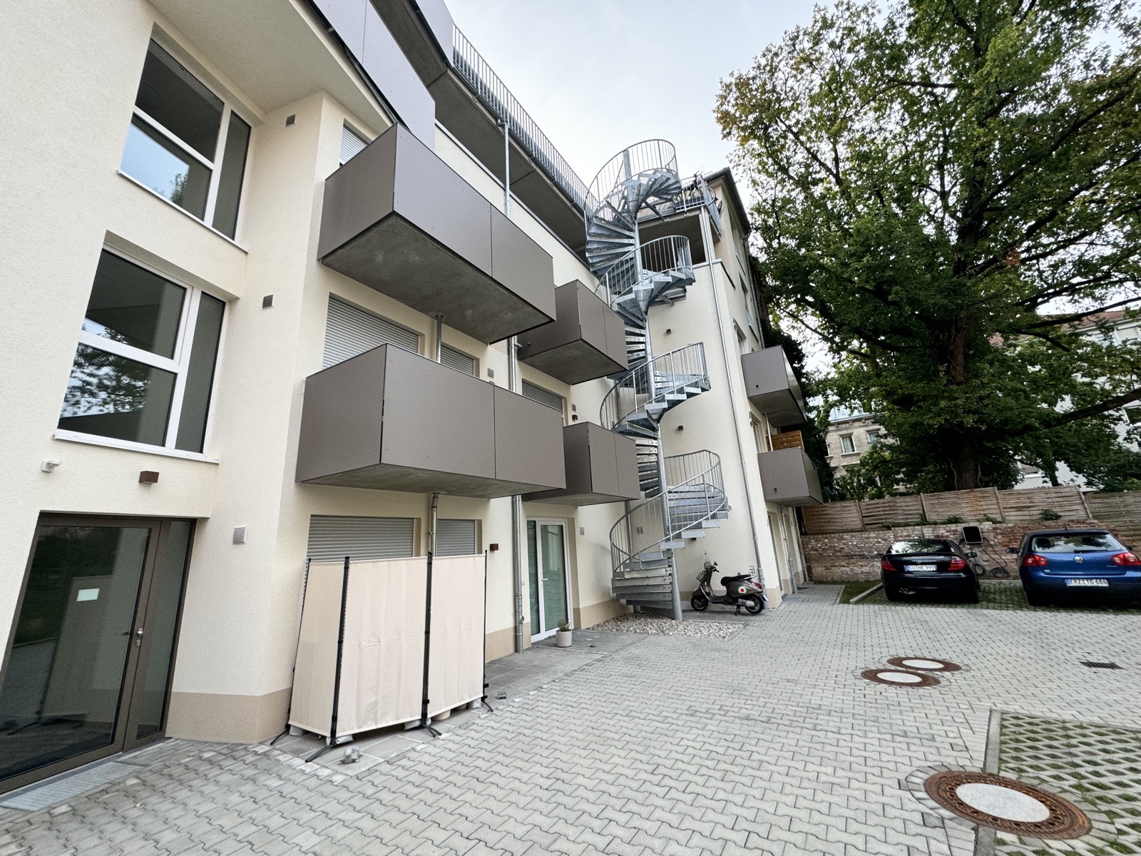 Fertiggestelltes Wohnprojekt. Foto vom Innenhof